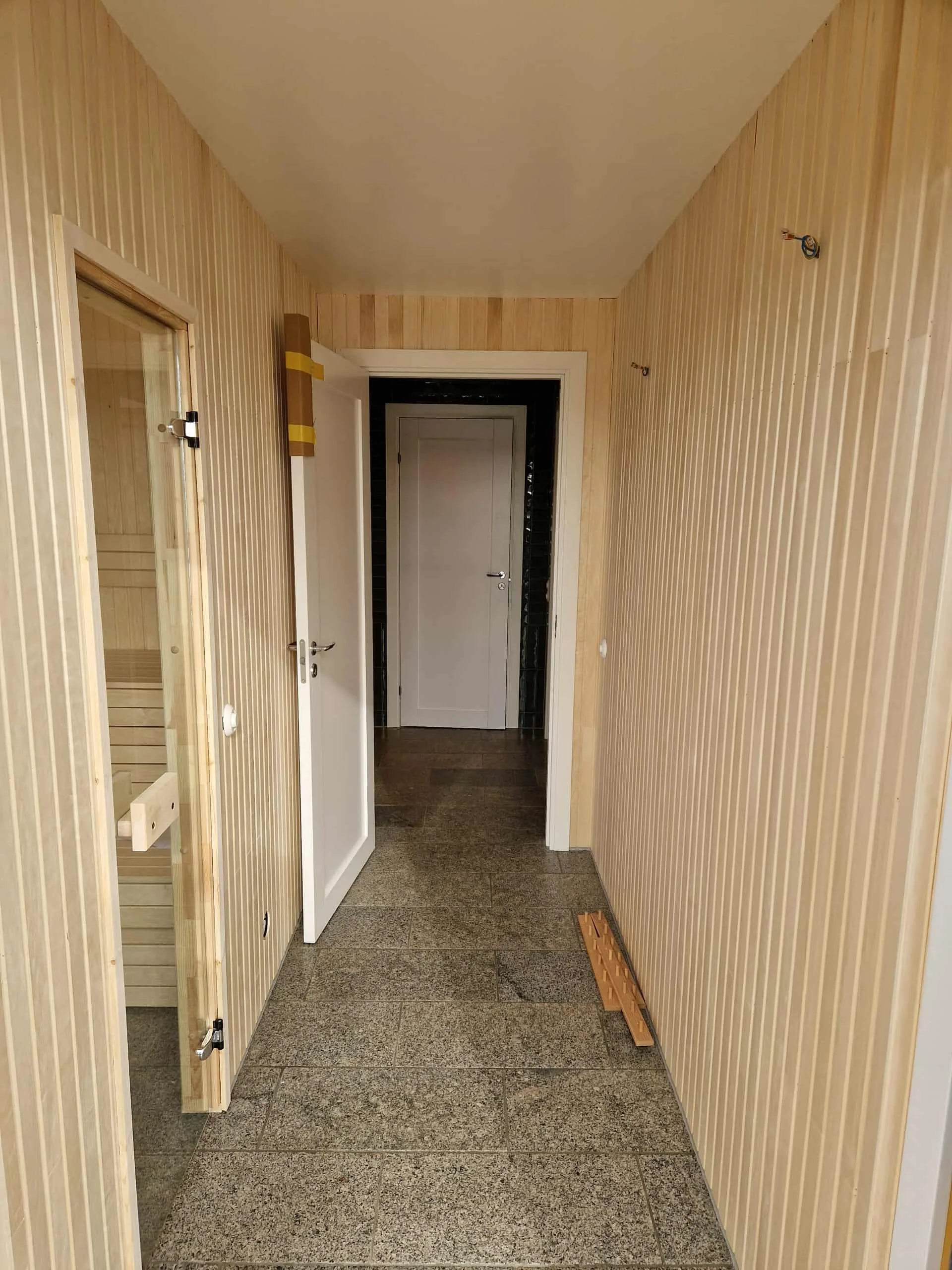 Hall med träpanel